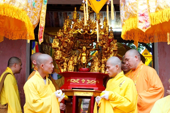 Hàng nghìn tăng ni, phật tử xứ Huế đi bộ 4km rước Phật